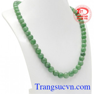 Chuỗi cẩm thạch giúp cho người đeo toát lên vẻ sang trọng, quý phái, thích hợp để phối cùng áo dài hay áo bà ba.