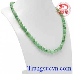 Sản phẩm được chế tác từ đá cẩm thạch thiên nhiên mang một nguồn năng lượng dồi dào giúp xua tan mệt mỏi cho người đeo.