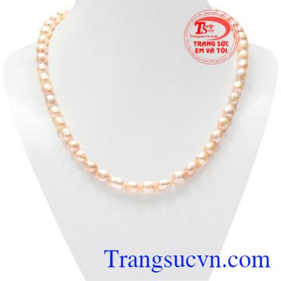 Chuỗi cổ ngọc trai kiêu sa được chế tác tinh tế, hài hòa.