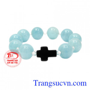 Đá aquamarine là viên đá khai sinh của tháng 3 mang đến nhiều may mắn về phong thủy cho người sử dụng.