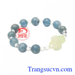 Đá aquamarine được hình thành từ sâu trong lòng đất trải qua hàng triệu năm mang nguồn năng lượng tích cực đến cho người dùng.