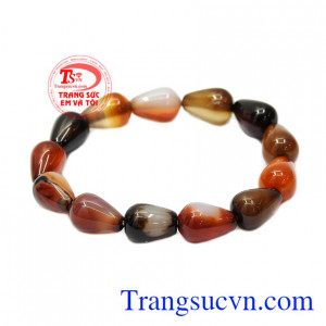 Chuỗi tay mã não đại cát được chế tác kiểu dáng giọt nước độc đáo, vân ngọc sáng bóng.