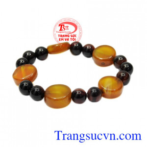 Chuỗi tay mã não đại lợi được chế tác độc đáo tạo nét cá tính riêng cho người đeo.