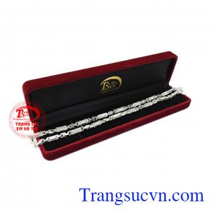 Dây chuyền bạc nam hưng thịnh là món quà ý nghĩa dành tặng cho người thân của bạn.