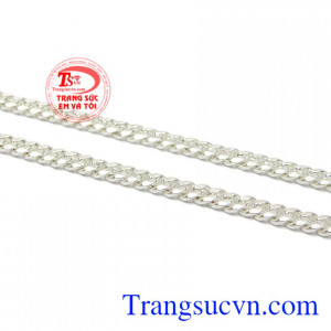 Trang sức bạc được nhiều các bậc phụ huynh tin dùng cho con của mình.