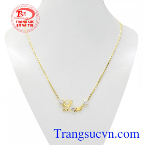 Dây chuyền chữ Love xinh xắn mang đến vẻ nữ tính và dễ thương đến cho người đeo.