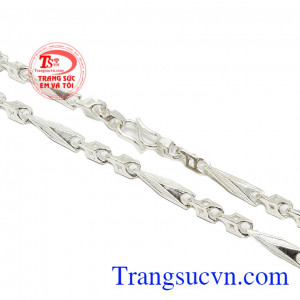 Sản phẩm còn dễ dàng phối hợp với nhiều kiểu trang phục và phong cách thời trang mang lại sự mạnh mẽ, trẻ trung và hiện đại. Dây chuyền nam bạc thượng lưu