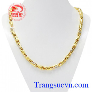 Dây chuyền phong thái đàn ông được chế tác vô cùng tỉ mỉ tạo điểm bắt sáng giúp người đeo nổi bật hơn.