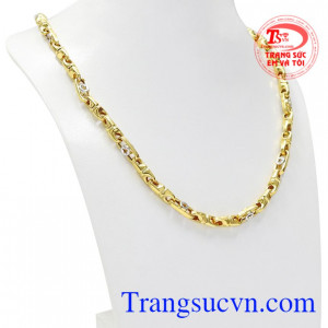 Dây chuyền nam được thiết kế to bản tạo nét cá tính và thời trang cho nam giới.