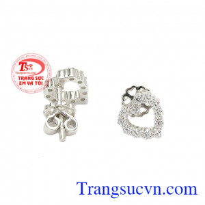 Những viên đá trắng nhỏ lấp lánh kết hợp cùng bạc 92.5 giúp cho đôi hoa tai càng thêm tỏa sáng. Hoa tai bạc trái tim