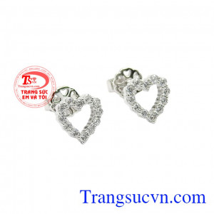Hoa tai bạc trái tim với thiết kế vô cùng dễ thương, xinh xắn phù hợp với những bạn gái yêu thích phong cách ngọt ngào.