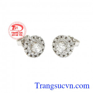 Kết hợp từ vàng trắng và kim cương thiên nhiên tạo nên một đôi hoa tai sang trọng và đẳng cấp. Hoa tai kim cương rạng rỡ