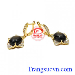 Điểm nhấn của đôi hoa tai chính là viên đá Sapphire sao đầy lấp lánh tạo điểm thu hút cho phái đẹp.
