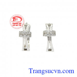 Hoa tai vàng thánh giá được chế tác từ vàng trắng 10k mang đến vẻ thánh khiết và trang nhã. 