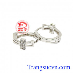 Sản phẩm phù hợp với nhiều kiểu trang phục, đi chơi hoặc đi làm. Hoa tai vàng thánh giá