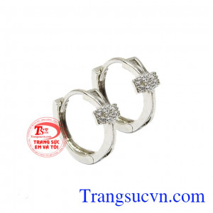 Đây sẽ là một lựa chọn hoàn hảo cho các cô nàng yêu thích phong cách tối giản, tinh tế. Hoa tai vàng thánh giá