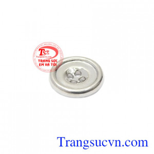 Sản phẩm được gắn lên áo tạo điểm nổi bật và đầy tinh tế.