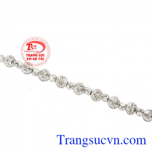 Sản phẩm dễ dàng kết hợp với nhiều kiểu trang phục tạo nên nét dịu dàng, thanh lịch cho phái đep. Lắc tay bạc phong cách