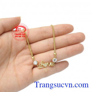 Lắc tay vàng được thiết kế tinh xảo với tạo hình chữ love kết hợp với những viên CZ lấp lánh mang đến cho phái đẹp nét dịu dàng, thời trang và phong cách. Lắc tay chữ love cá tính