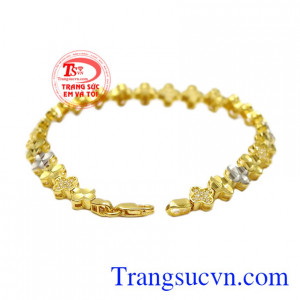 Sản phẩm với thiết kế hình cỏ bốn lá là biểu tượng mang lại may mắn và bình an cho phái đẹp.