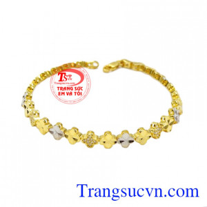 Lắc tay cỏ bốn lá bình an chế tác bằng vàng 10k bền đẹp, chất lượng.