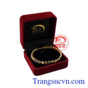 Sản phẩm luôn là món phụ kiện không thể thiếu của các cô nàng cá tính.