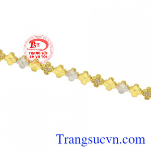 Lắc tay cỏ bốn lá dễ dàng kết hợp với nhiều kiểu trang phục tôn lên sự sang trọng, thanh lịch và quý phái.