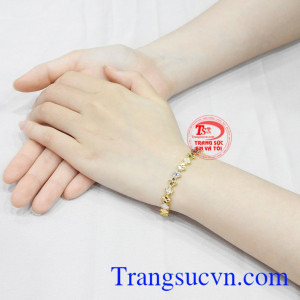 Lắc tay vàng tây còn là nữ trang quà tặng được phái đẹp ưa chuộng bậc nhất, là cầu nối tình cảm đến một nửa yêu thương.