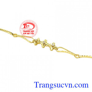 Món đồ giúp tô điểm cho đôi tay của các nàng thêm nổi bật và cuốn hút.