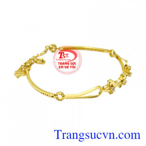 Một trong những phụ kiện không thể thiếu đối với phái đẹp đó là chiếc lắc tay xinh xắn.