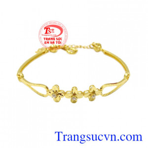 Lắc tay hoa bốn cánh may mắn được chế tác trên chất liệu vàng 10k bền đẹp, chất lượng.