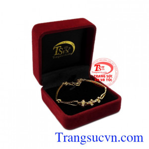 Lắc tay vàng với thiết kế tinh xảo cũng là một trong những trang sức quà tặng được phái đẹp yêu thích và mong chờ vào những dịp đặc biệt.