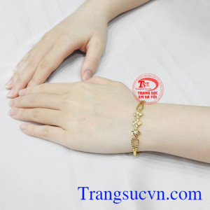 Lắc tay vàng thương hiệu Em Và Tôi, xu hướng trang sức cao cấp của phái đẹp hiện đại.