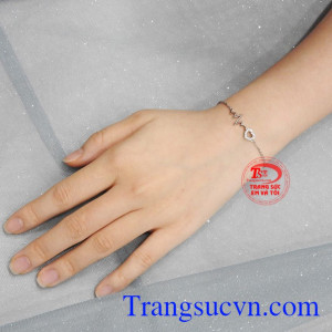 Lắc tay nhịp đập trái tim đem đến yêu thương dành cho bạn.