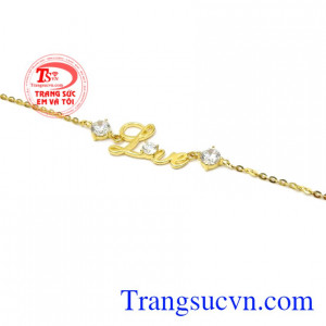 Vì vậy hãy dành tặng cho người con gái mình yêu chiếc lắc tay chữ love này thay cho lời bạn muốn thổ lộ.