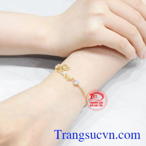 Lắc tay nữ chữ Love giữ trọn niềm vui của nàng đến cho bạn.