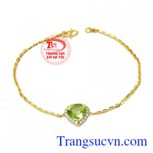Lắc tay nữ đá Peridot được chế tác tinh xảo với điểm nhấn là viên đá Peridot thiên nhiên xanh lục.