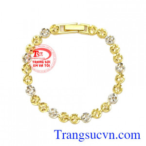 Lắc tay nữ vàng dễ thương được chế tác trên chất liệu vàng 10k bền đẹp, tinh xảo.