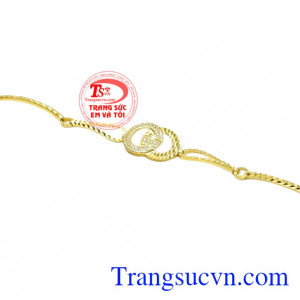 Bên cạnh làm tăng thêm sự sang trọng, quý phái cho phái đẹp, lắc tay vàng 10k còn là trang sức quà tặng được các quý cô đặc biệt mong chờ.