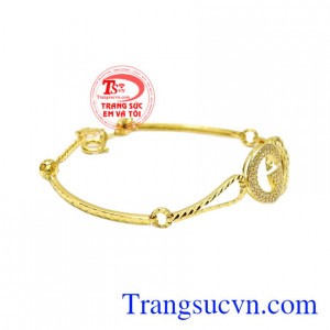 Với thiết kế mềm mại, tỉ mỉ của người thợ kim hoàn lành nghề tạo nên sự sang trọng, tinh tế trong từng đường nét sản phẩm.