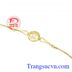 Được thiết kế với kiểu dáng sang trọng, các chi tiết kết hợp hài hòa càng làm cho chiếc lắc tay thêm phần đẳng cấp