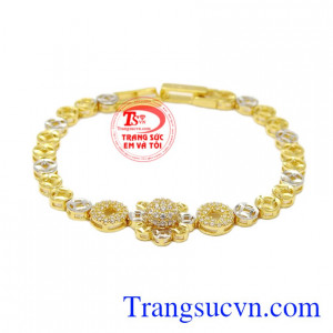 Lắc tay vàng nữ cá tính 10k là một trong những sản phẩm được phái đẹp ưa chuộng hiện nay.