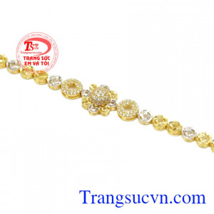 Lắc tay cũng dễ dàng kết hợp với nhiều kiểu trang phục tạo nên nét cuốn hút, nổi bật của các cô nàng hiện đại.