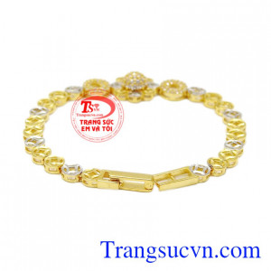 Sản phẩm với đường nét chế tác tinh xảo mang lại sự thanh lịch và phong cách cho người đeo.