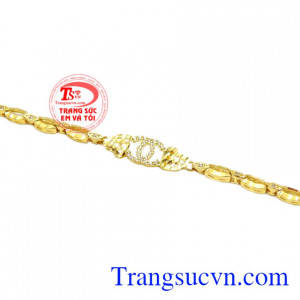 Sở hữu thiết kế nữ tính kết hợp với đá CZ lấp lánh mang đến sản phẩm lắc tay quý phái và thời trang dành cho các nàng. 