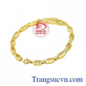 Chiếc lắc tay còn là nữ trang quà tặng, là cầu nối yêu thương gửi đến người thân và bạn bè vào những dịp ý nghĩa