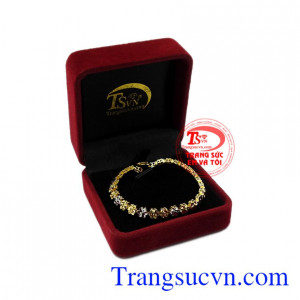 Lắc tay vàng tây tinh tế tôn vinh vẻ đẹp người phụ nữ Việt.
