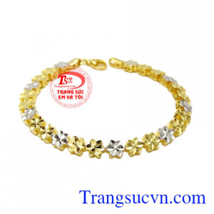 Lắc tay vàng tây tinh tế được chế tác bằng vàng 10k là một trong những phụ kiện không thể thiếu của các cô nàng hiện đại.