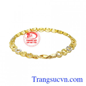 Chiếc lắc tay với đường nét chế tác mới lạ mang lại nét cuốn hút, sang trọng, giúp phái đẹp luôn nổi bật và thu hút ánh nhìn.