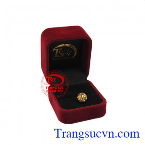 Với thiết kế độc đáo, tinh xảo tạo nên nét riêng thu hút ánh nhìn. Mặt charm vàng tài lộc